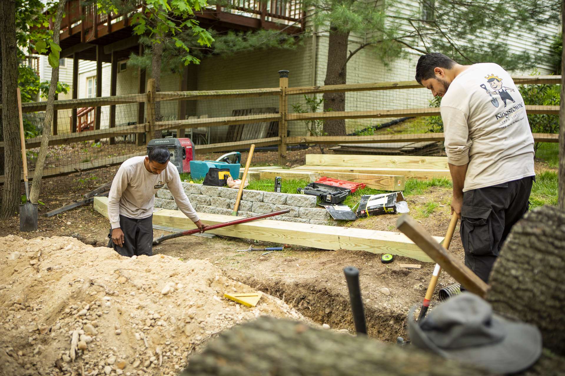 construction-crew-digging
