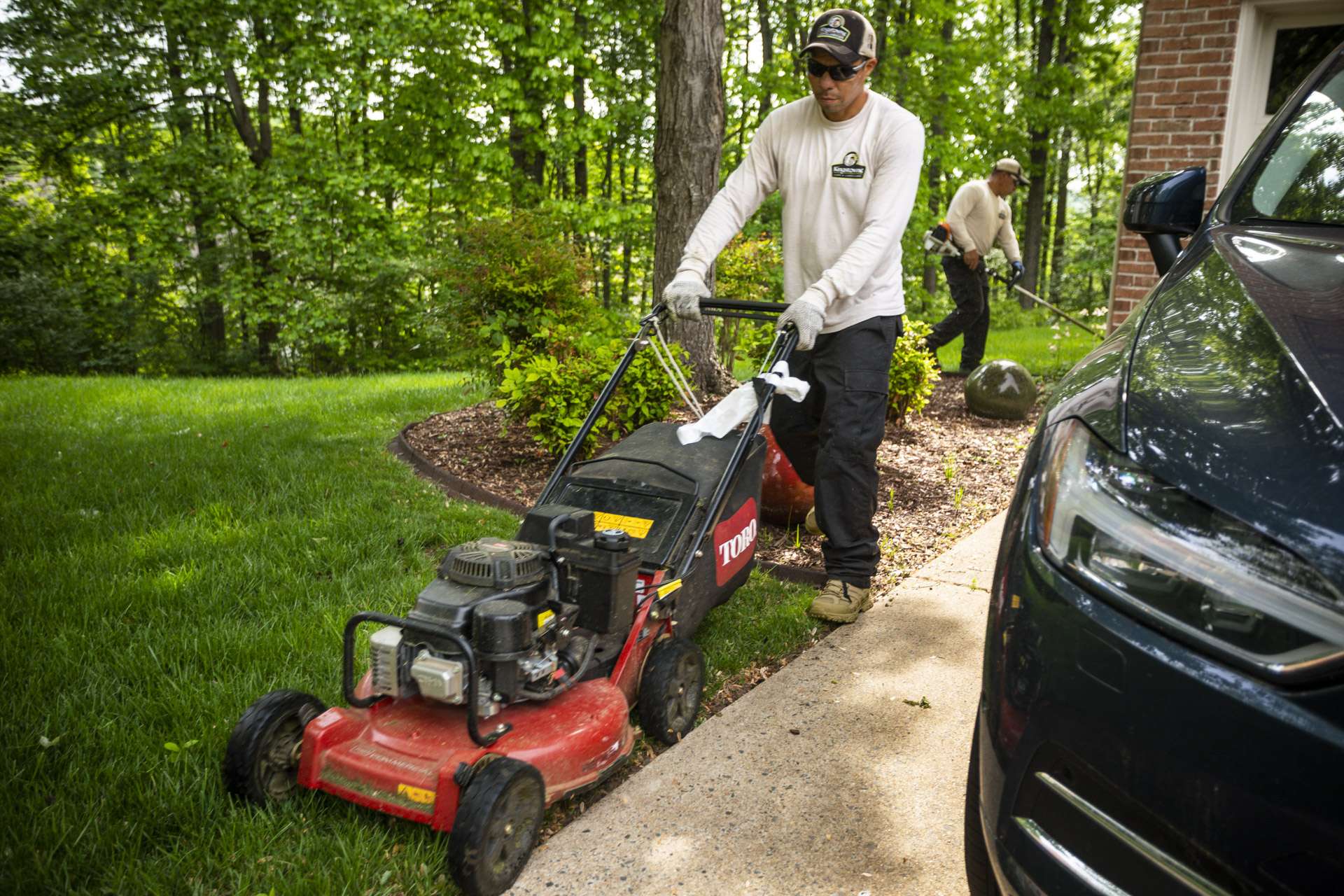 townhome-lawn-plantings-mowing-edging-2