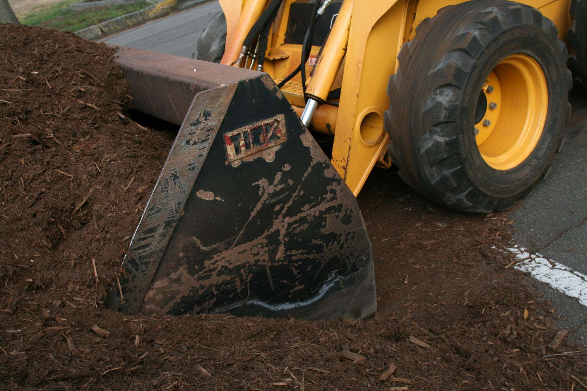 How To Make Your Mulch Look Brand New Without The Hefty Price Tag