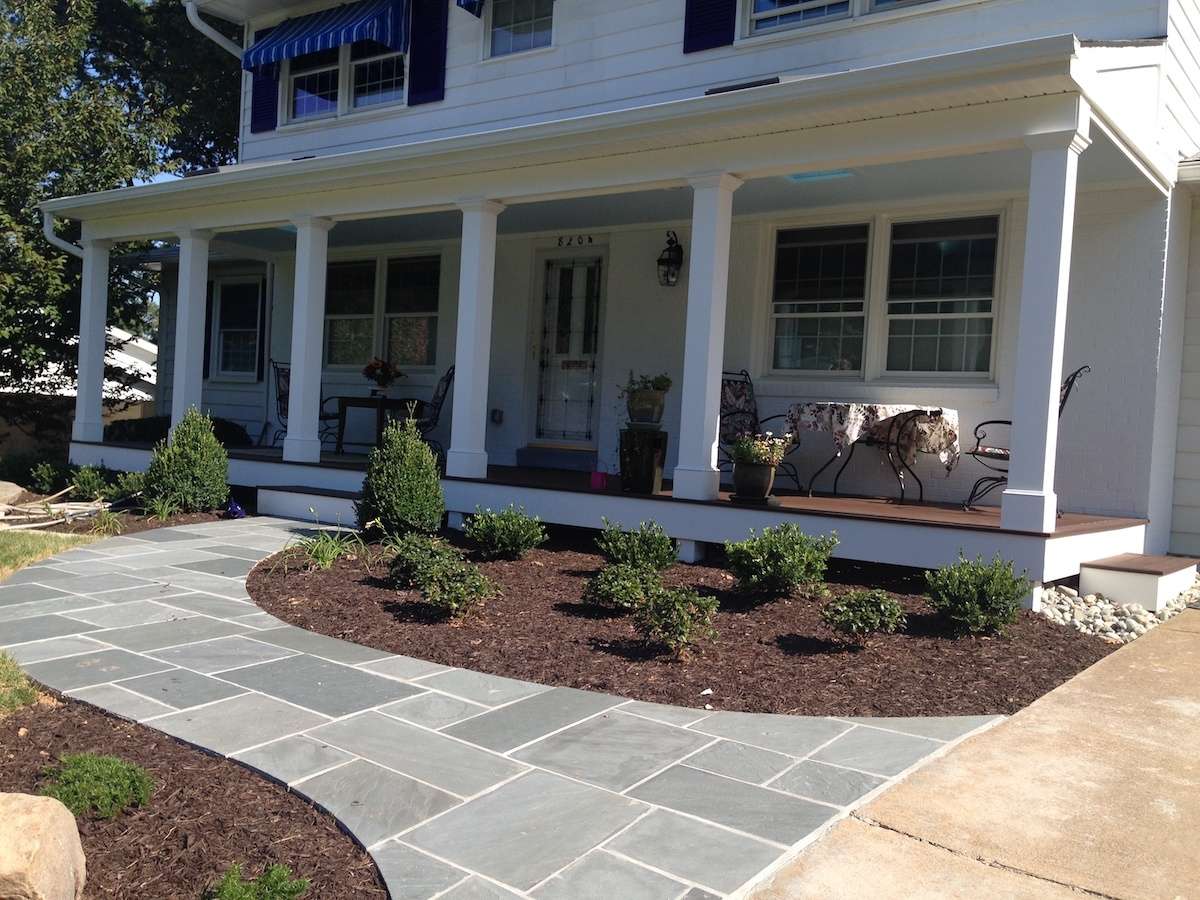 front yard with professional mulching in Alexandria, VA