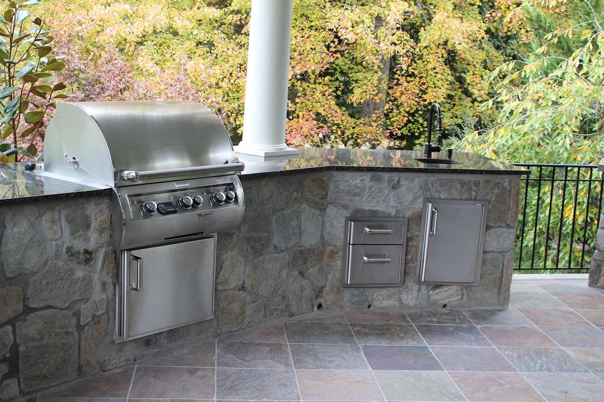 Outdoor kitchen patio