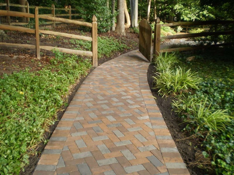 walkway design made with pavers