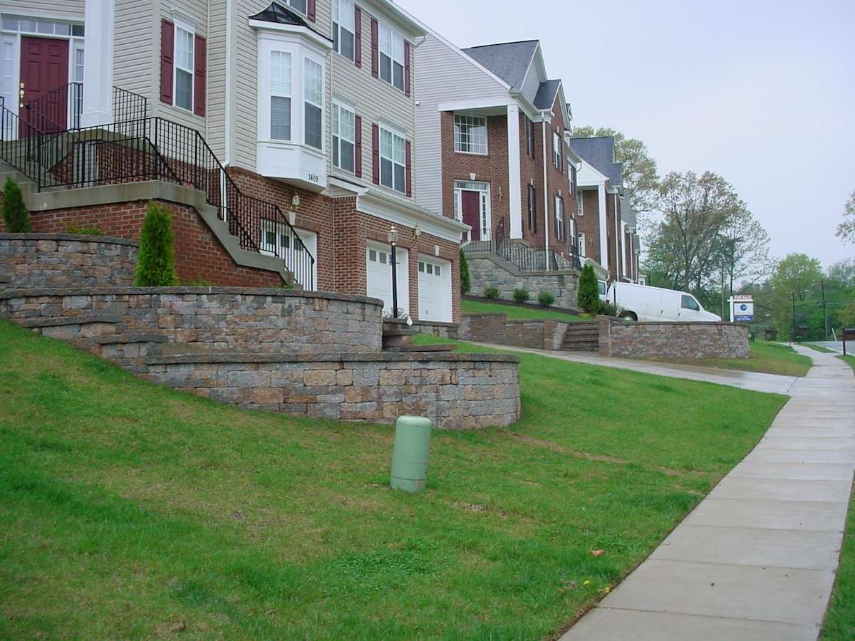 retaining wall built with segmental blocks