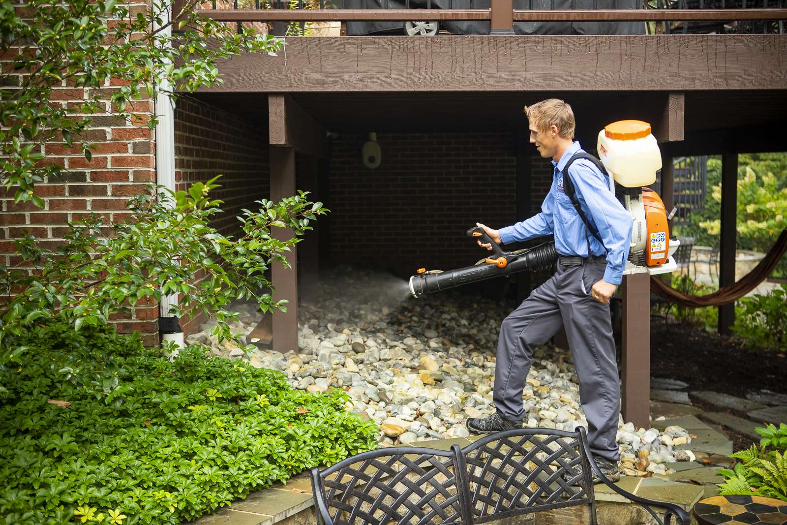 Kingstowne pest control technician spraying mosquito control