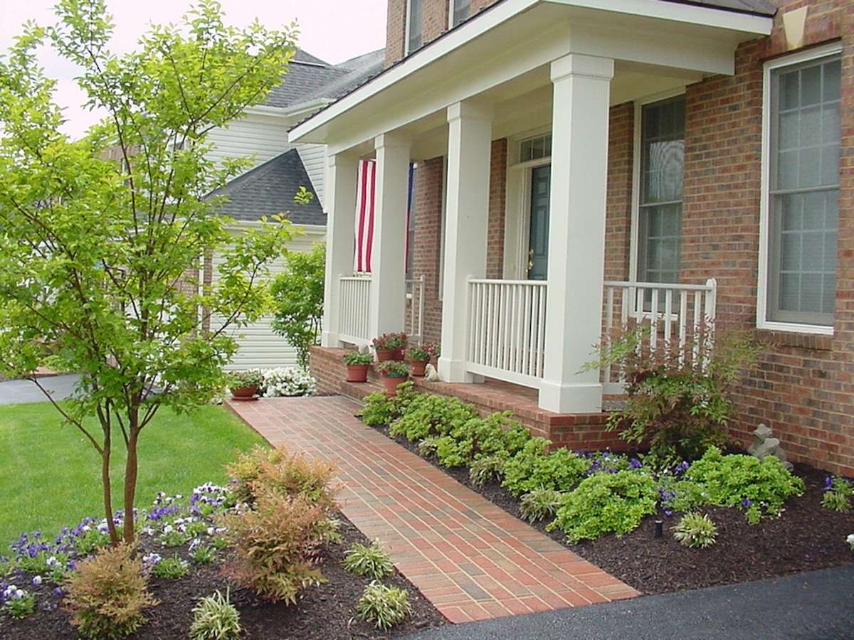 front walkway with professionally installed mulch