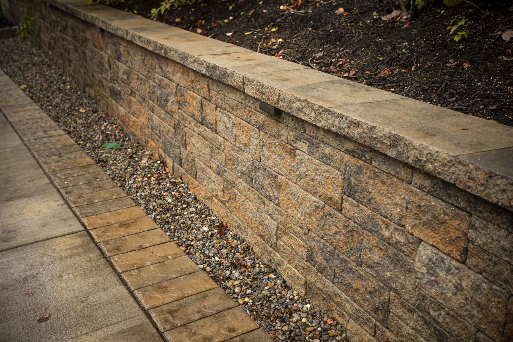 Retaining wall with riverwalk drainage