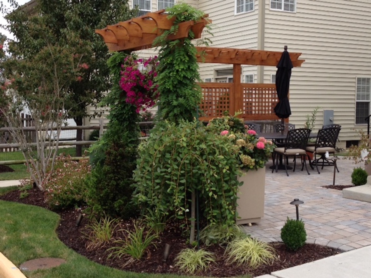 paver-patio-pergola-privacy-screen-2