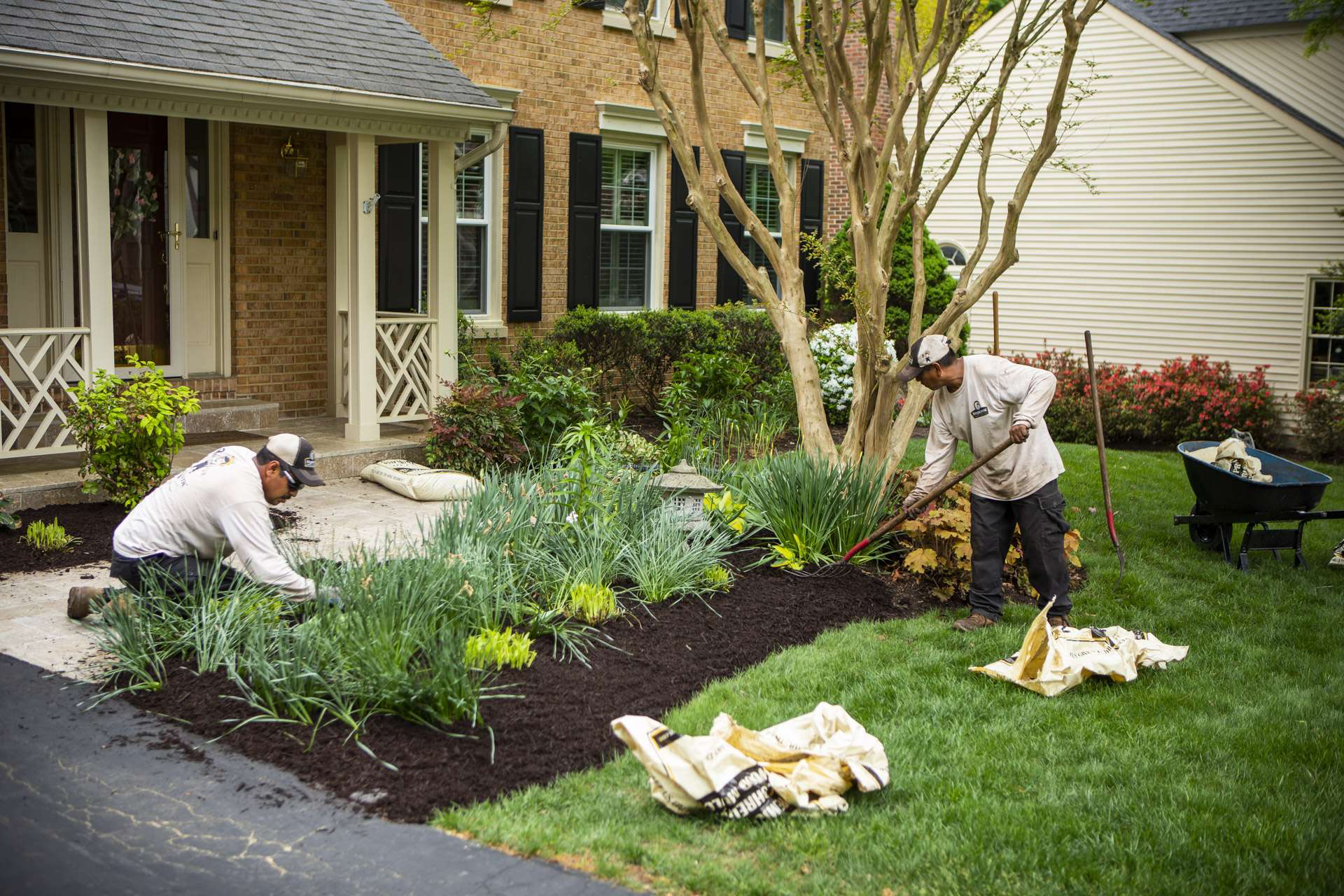 maintenance-mulch-bag-plantings-house-tree