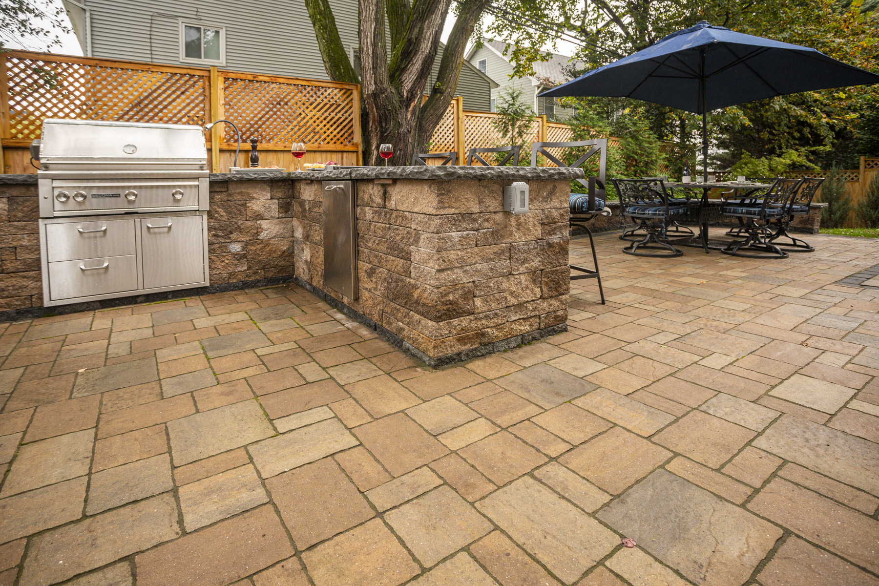 Kingstowne paver patio outdoor kitchen seating dining