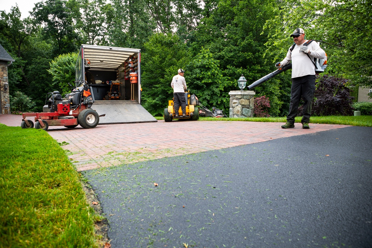 lawn-mowing-leaf-blower-1