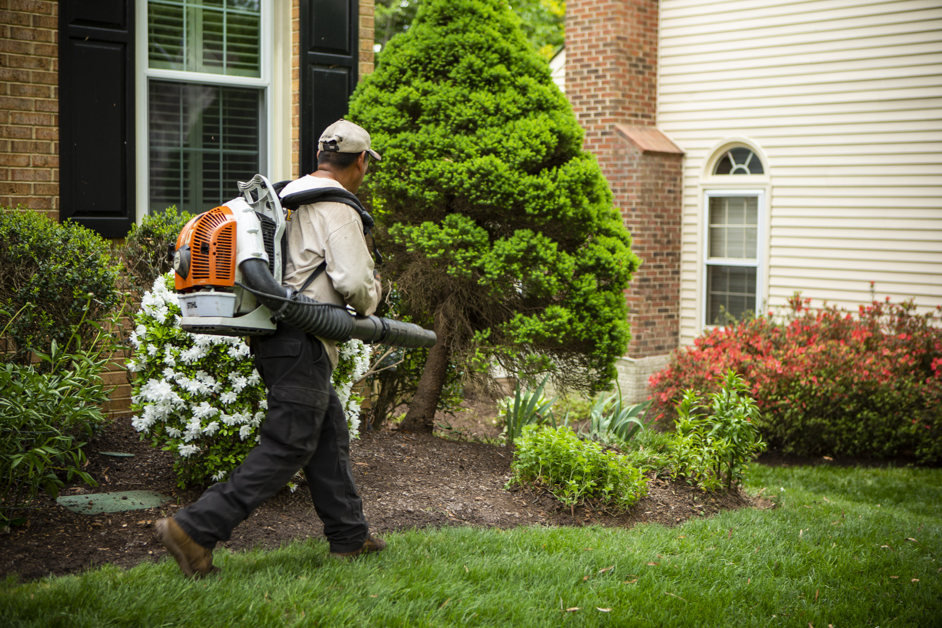 maintenance-blowing-plantings-shrubs-mulch-house