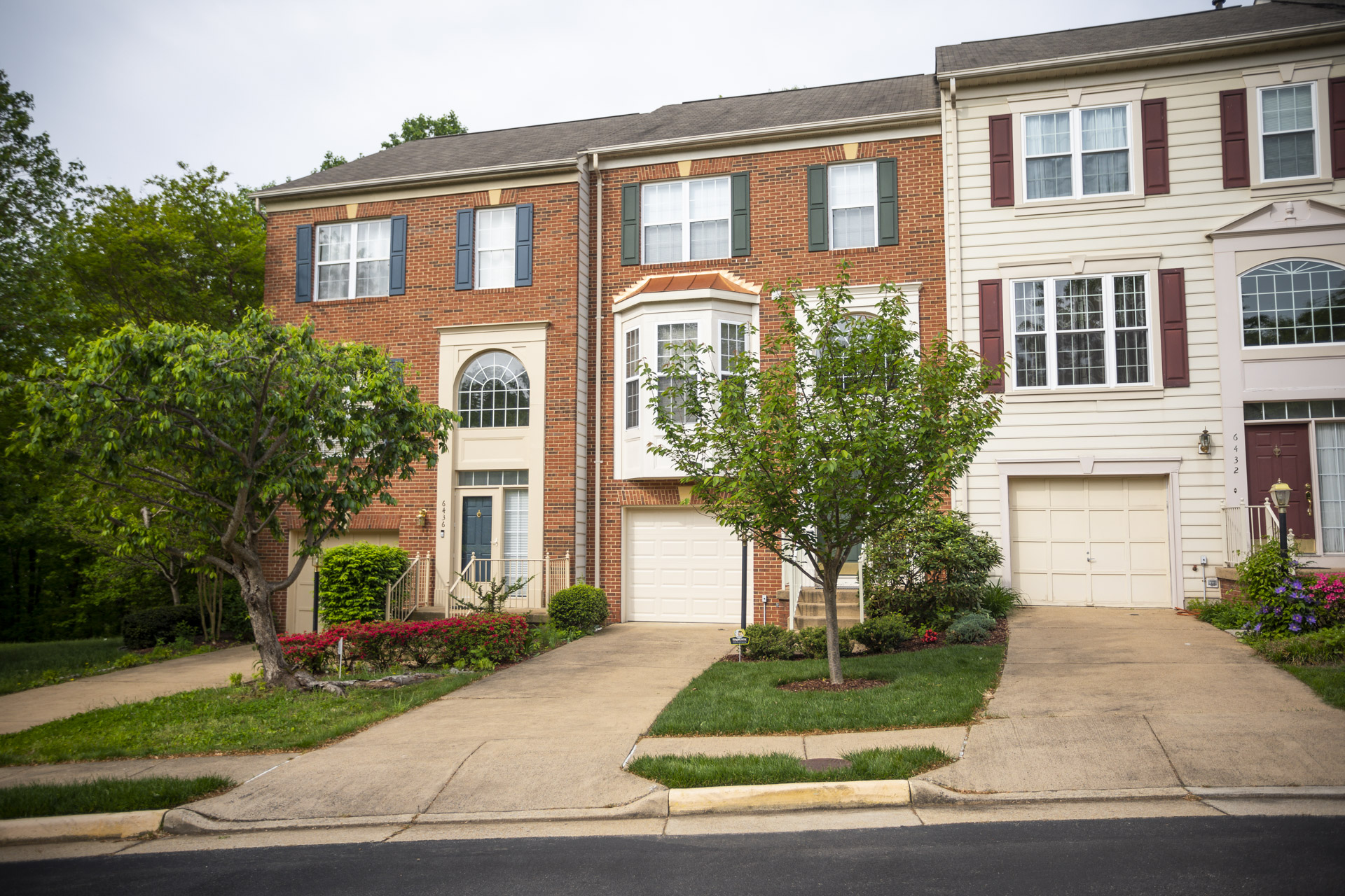 nice landscapes in front of a townhouse in alexandria virginia